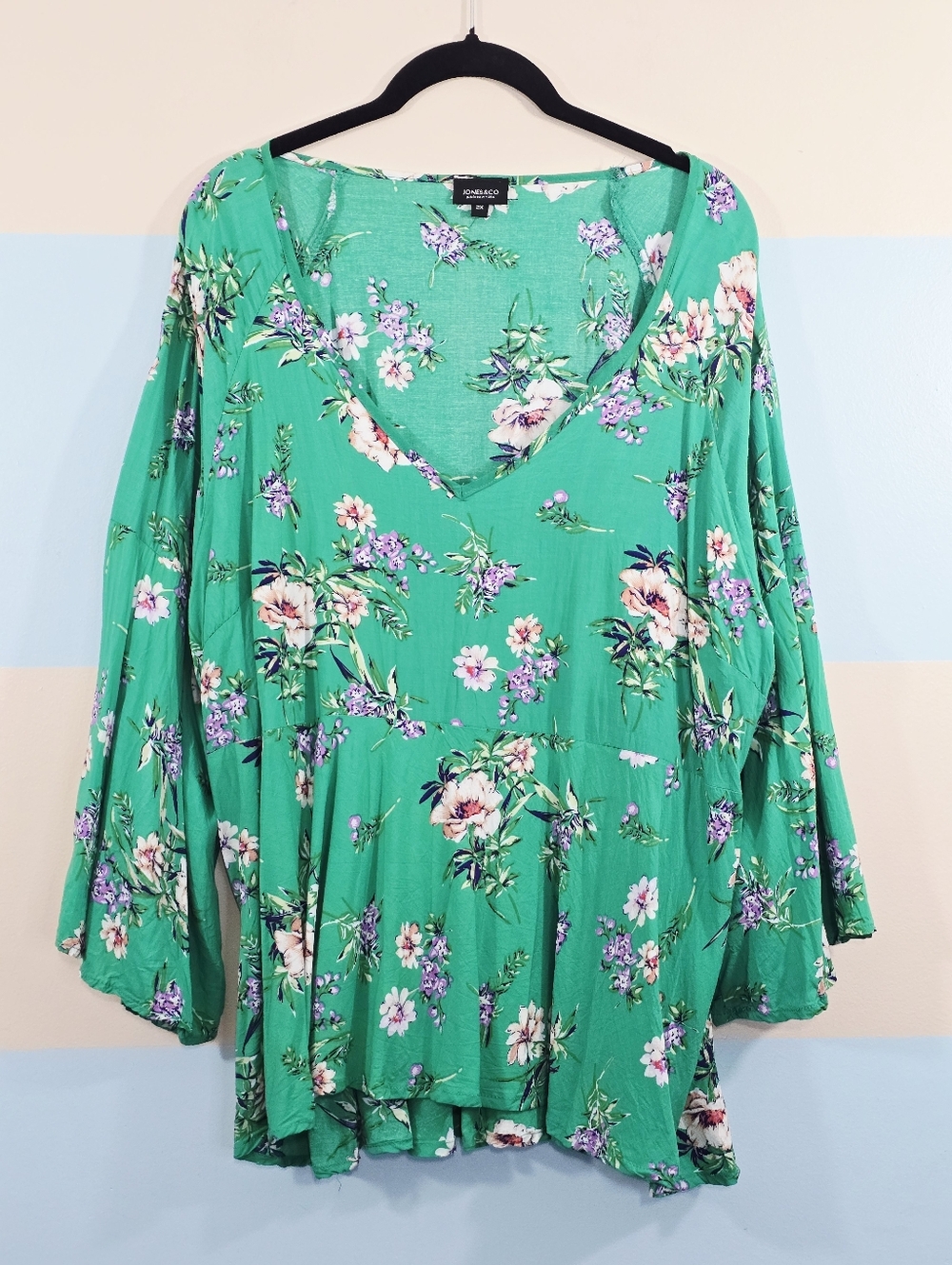 Jones & Co Plus Size Green Floral V-Neck Bell Sleeve Tunic - Picture 2 of 7
